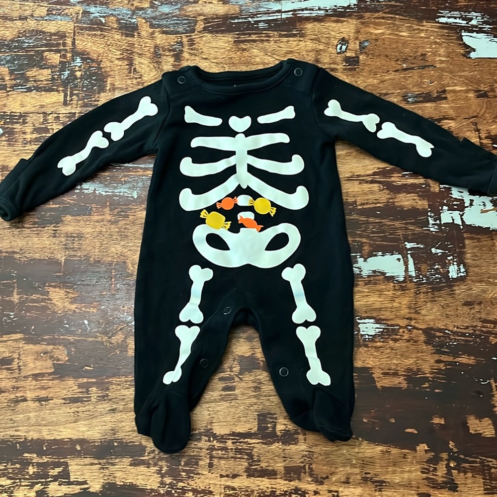 EUC Carter’s Baby’s First Halloween Skeleton Bodysuit Onesie Newborn